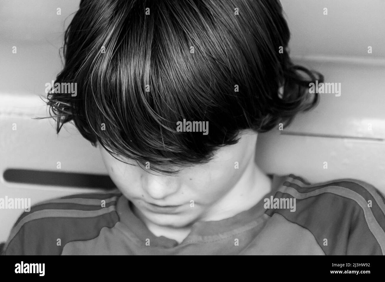 New York City, NY, USA, 12 Jahre alter kaukasischer Teenager-Junge - mit braunen Haaren und im Sommer Outfit auf der staten Island Fähre Stockfoto