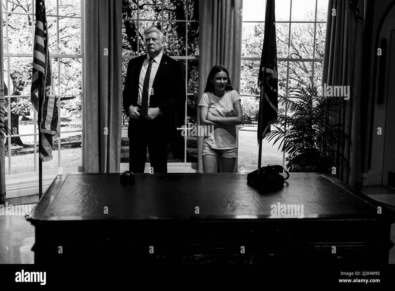 Theatre District, New York City, NY, USA, 14 Jahre alt, kaukasisches Teenager-Mädchen mit braunen Haaren neben Donald Trump im Büro im Whhite House (bei Madame Tussauds) Stockfoto