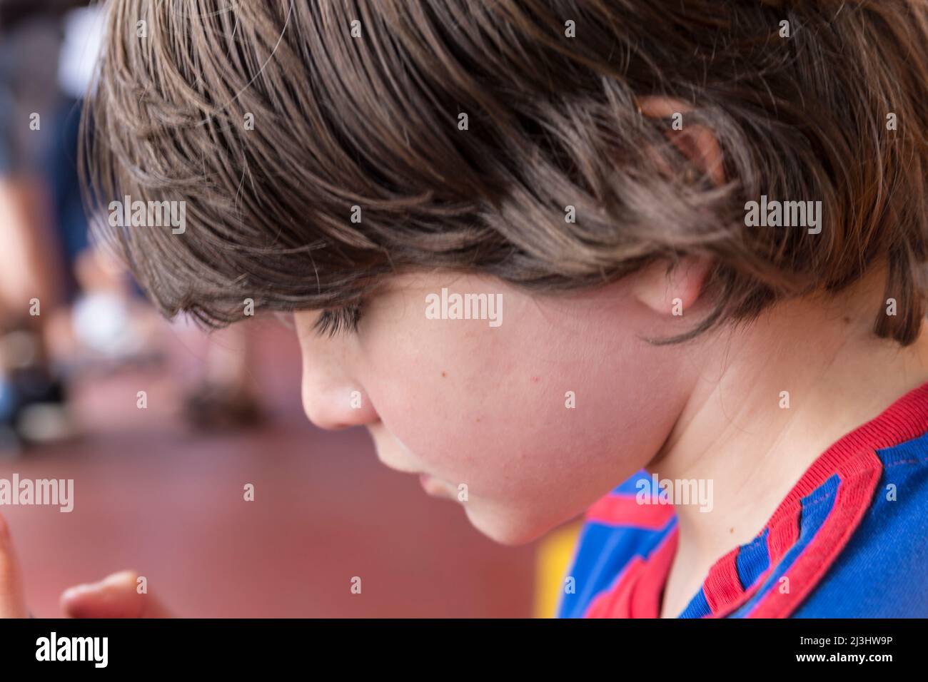 New York City, NY, USA, 12 Jahre alter kaukasischer Teenager-Junge - mit braunen Haaren und im Sommer-Outfit auf der Fähre Stockfoto