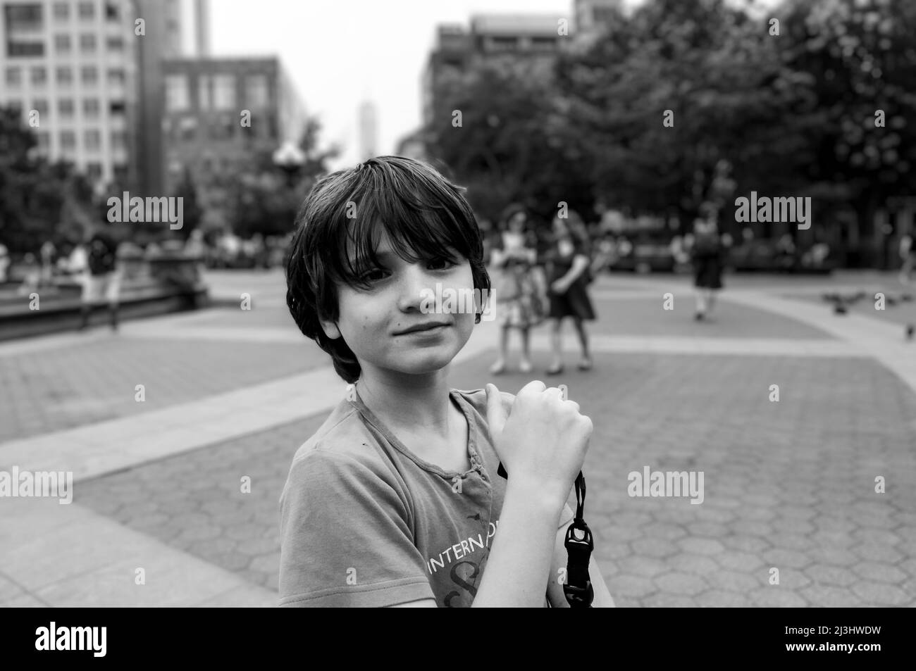 Greenwich Village, New York City, NY, USA, 12 Jahre alter kaukasischer Teenager-Junge - mit braunen Haaren und im Sommer-Outfit irgendwo in NYC Stockfoto