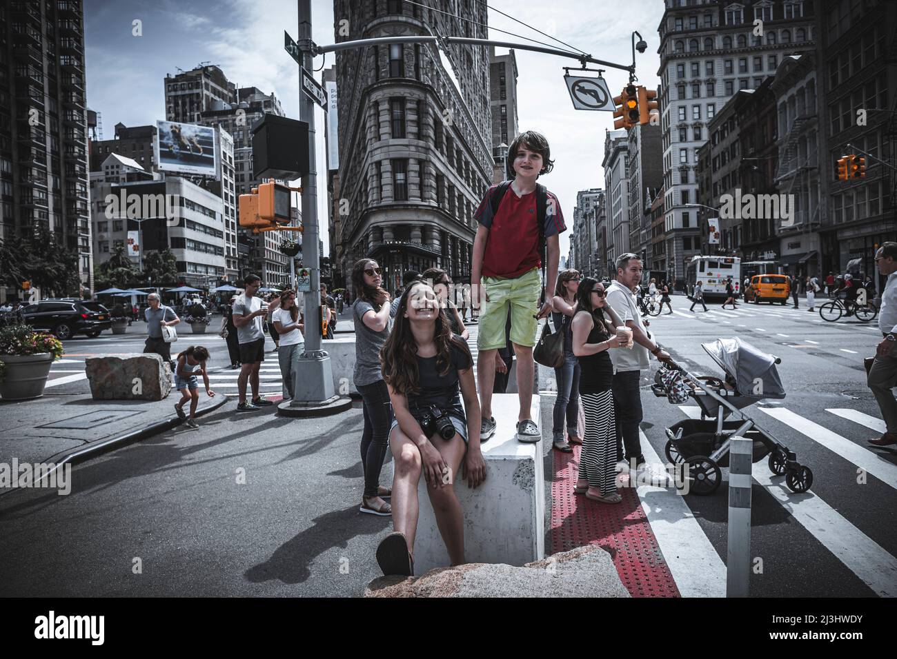 FLATIRON DISTRICT, New York City, NY, USA, Junge und Mädchen vor dem flatiron-Gebäude Stockfoto
