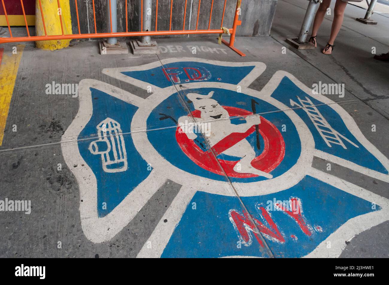 14 North Moore Street, New York City, NY, USA, The Hook & Ladder 8 Firehouse. Die Feuerwache wurde im Film Ghostbusters berühmt. Gelegen in Tribeca, Lower Manhattan. Stockfoto