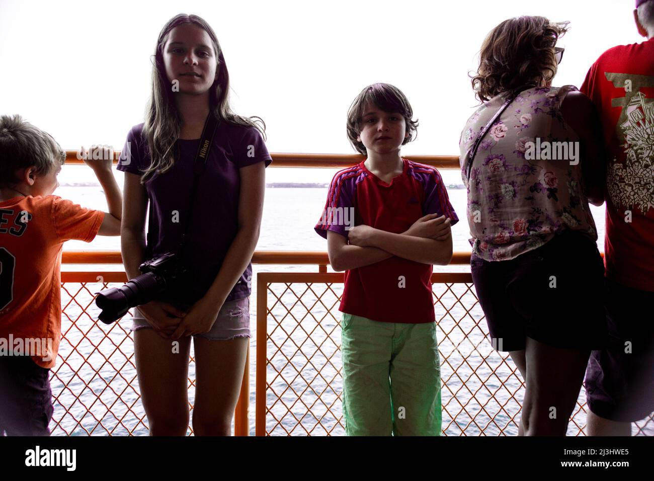 New York City, NY, USA, 14 Jahre altes kaukasisches Teenager-Mädchen und 12 Jahre altes kaukasisches Teenager-Mädchen – beide mit braunen Haaren und sommerlichem Styling auf der staten Island Ferry. Stockfoto