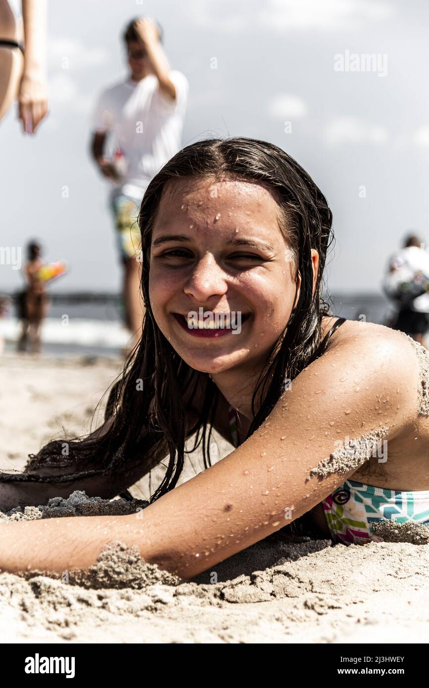 CONEY ISLAND, New York City, NY, USA, 14 Jahre alt, kaukasisches Teenager-Mädchen mit braunen Haaren am Coney Island Beach Stockfoto