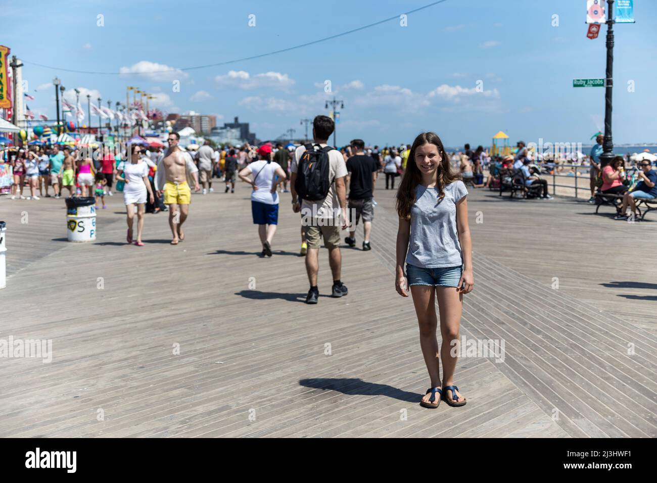 CONEY ISLAND, New York City, NY, USA, 14 Jahre alt, kaukasisches Teenager-Mädchen mit braunen Haaren an der Promenade in Coney Island Stockfoto