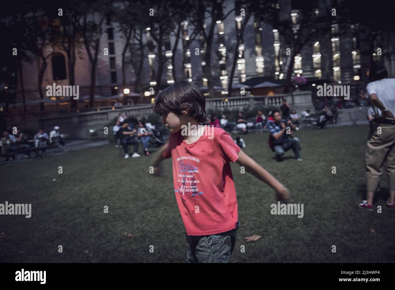 Midtown SOUTH, New York City, NY, USA, 12 Jahre alter kaukasischer Teenager-Junge – mit braunen Haaren und im Sommer-Outfit in Bewegung im Bryant Park Stockfoto