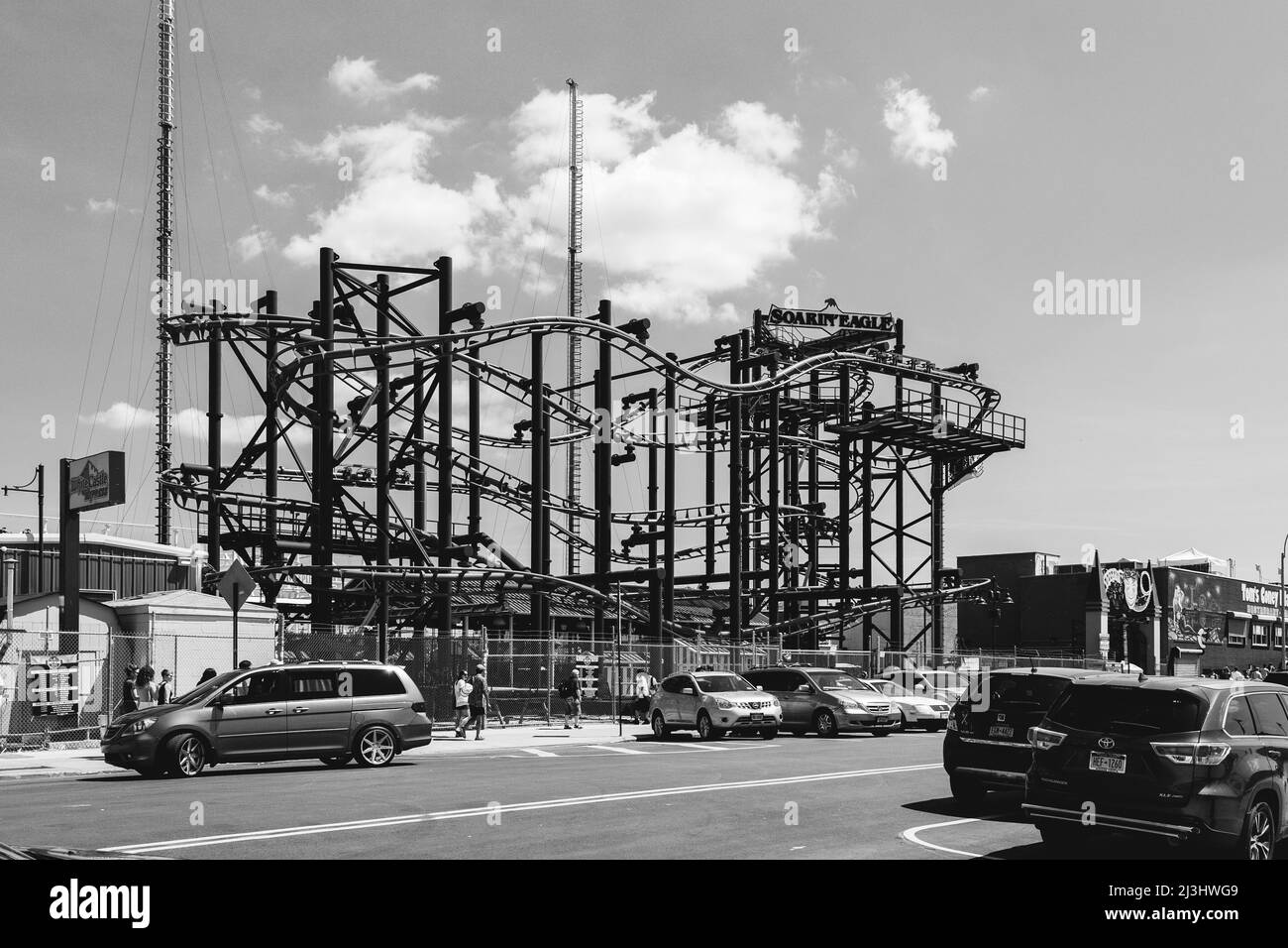 CONEY ISLAND, New York City, NY, USA, Luna Park mit unbekannten Menschen und einer Achterbahn. Es ist ein Vergnügungspark auf Coney Island, der am 29. Mai 2010 auf dem ehemaligen Gelände von Astroland eröffnet wurde, benannt nach dem ursprünglichen Park aus dem Jahr 1903 Stockfoto