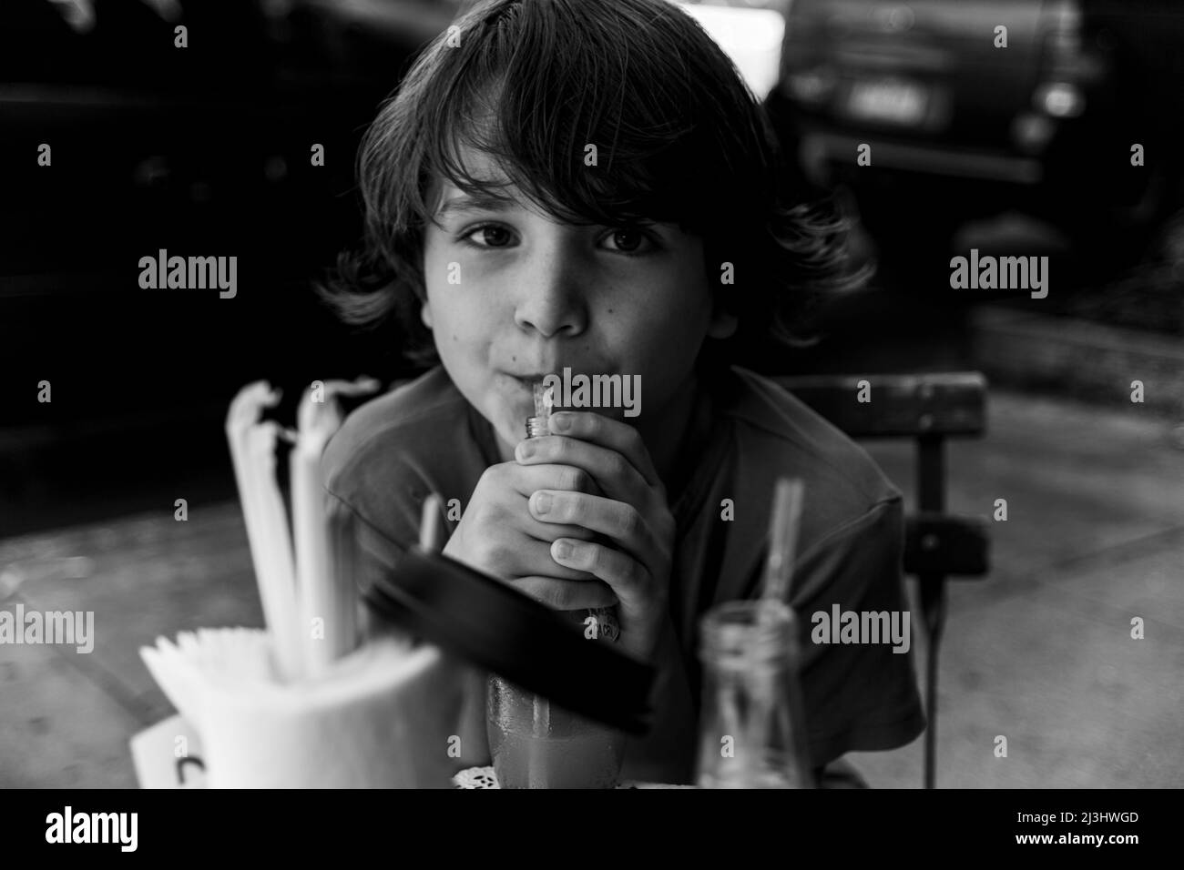 Bushwick, New York City, NY, USA, 12 Jahre alter kaukasischer Teenager-Junge - mit braunen Haaren und im Sommer Outfit in einem Café Stockfoto