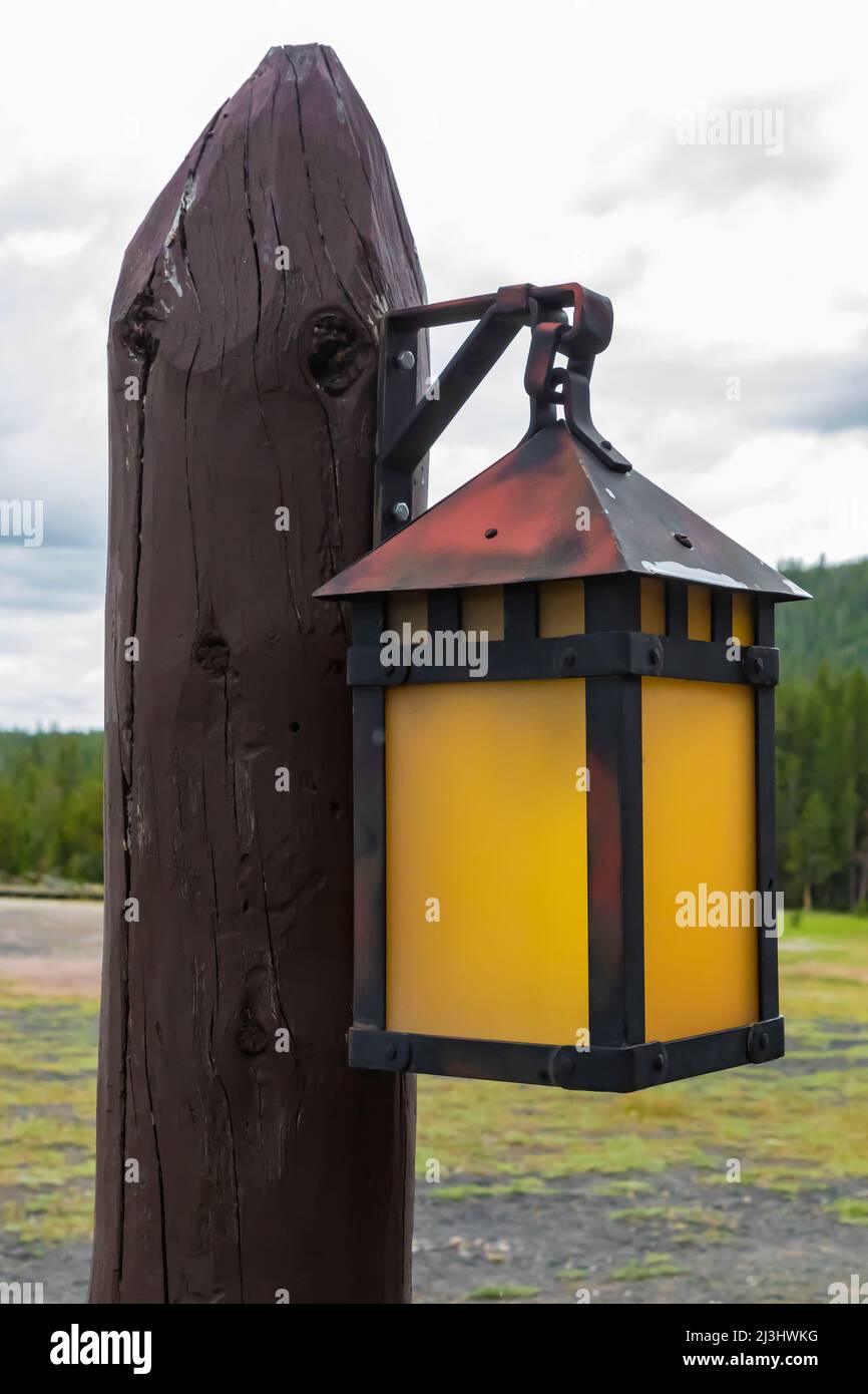 Architektonische Details der rustikalen Old Faithful Lodge im Yellowstone Nationalpark, USA Stockfoto