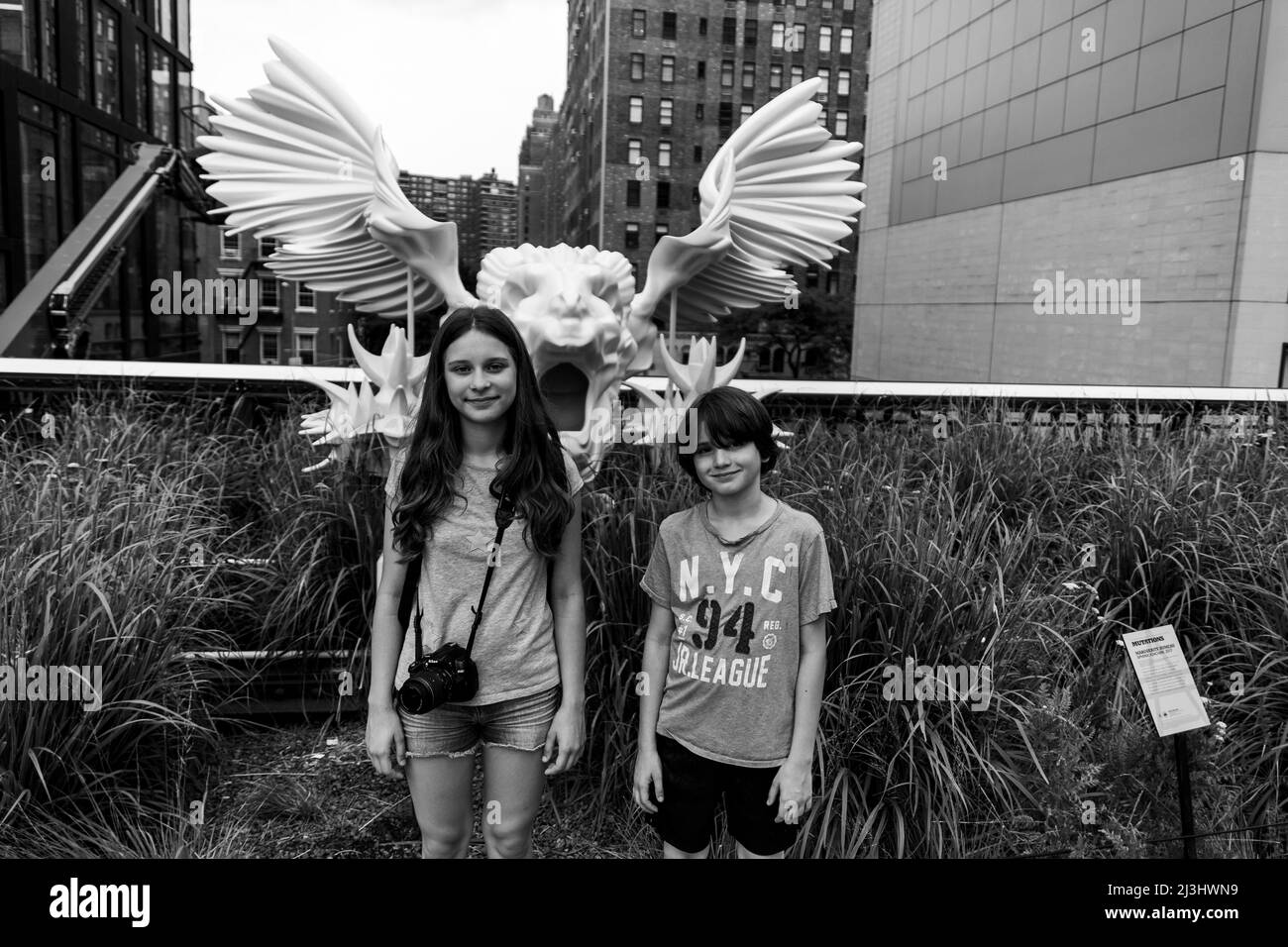 Chelsea, New York City, NY, USA, 14 Jahre altes kaukasisches Teenager-Mädchen und 12 Jahre altes kaukasisches Teenager-Mädchen – beide mit braunen Haaren und sommerlichem Styling im High Line Park. Die High Line ist ein beliebter linearer Park, der auf den erhöhten Bahngleisen oberhalb der Tenth Ave errichtet wurde Stockfoto