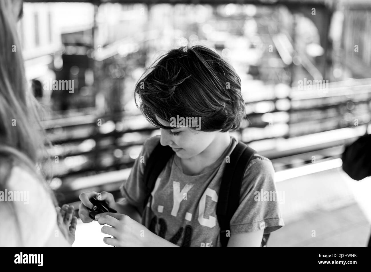 Myrtle AV, New York City, NY, USA, 12 Jahre alter kaukasischer Teenager-Junge – mit braunen Haaren und im Sommer-Outfit an der U-Bahn-Station Stockfoto