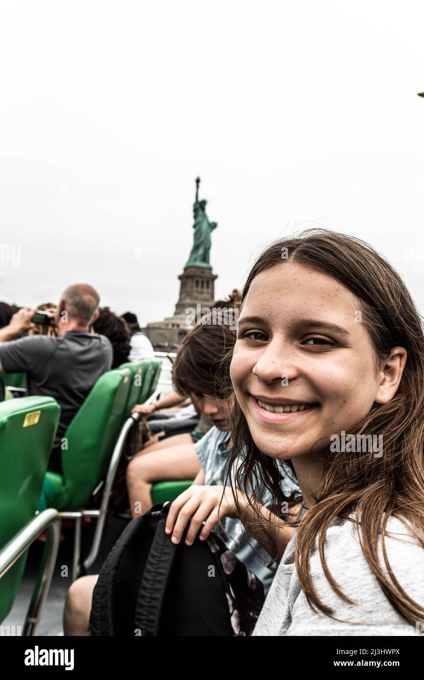 Hudson River, New York City, NY, USA, 14 Jahre altes kaukasisches Teenager-Mädchen und 12 Jahre altes kaukasisches Teenager-Mädchen – beide mit braunen Haaren und sommerlichem Styling auf dem Monster neben der Freiheitsstatue Stockfoto