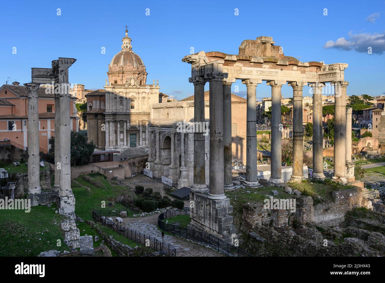 Blick vom Kapitol auf das Forum Romanum mit dem Saturn-Tempel im Vordergrund und der Kirche des heiligen Josef im Hintergrund Stockfoto