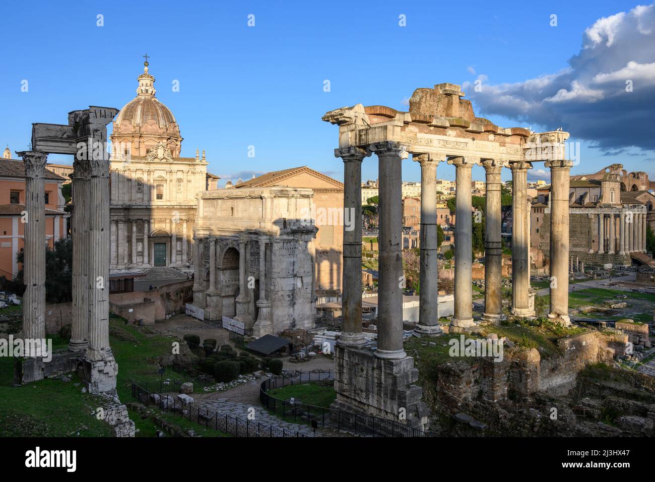 Blick vom Kapitol auf das Forum Romanum mit dem Saturn-Tempel im Vordergrund und der Kirche des heiligen Josef im Hintergrund Stockfoto