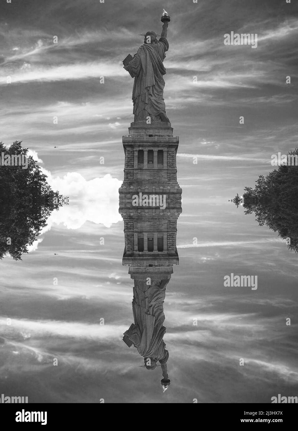 Liberty Island, NYC, NEW York, USA, ein unerwarteter Blick auf die weltberühmte Freiheitsstatue in New York City. Gefangen vor einem dramatischen Himmel. Stockfoto