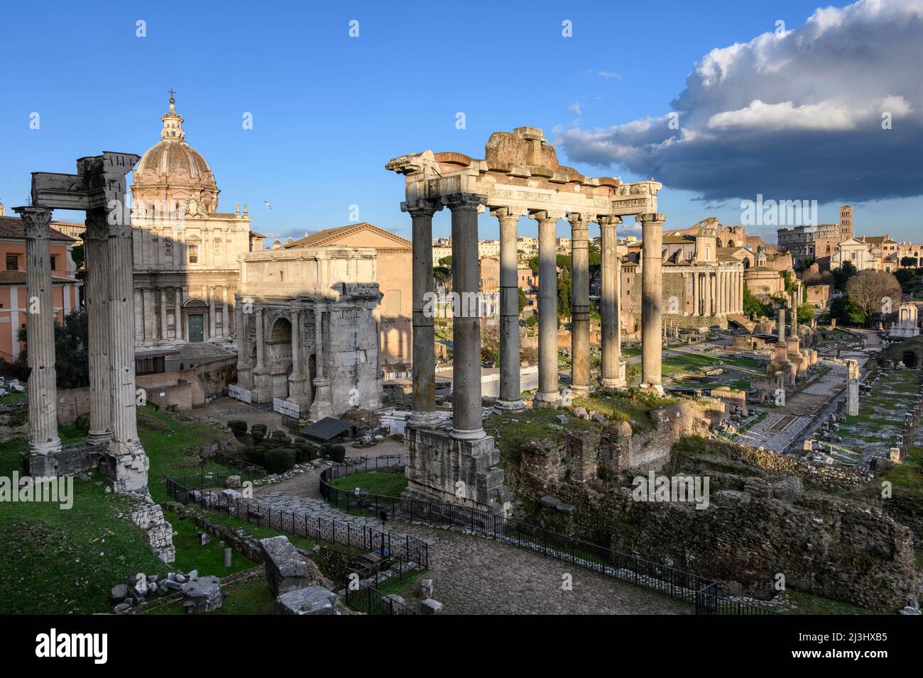 Blick vom Kapitol auf das Forum Romanum mit dem Saturn-Tempel im Vordergrund und der Kirche des heiligen Josef im Hintergrund Stockfoto