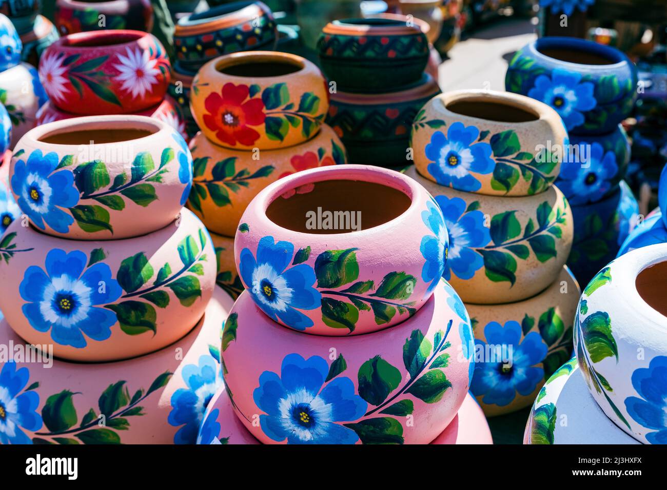 Vielfalt an farbenfrohen mexikanischen Keramiktöpfen in einem Outdoor Shopping Souvenir Markt in Mexiko. Stockfoto