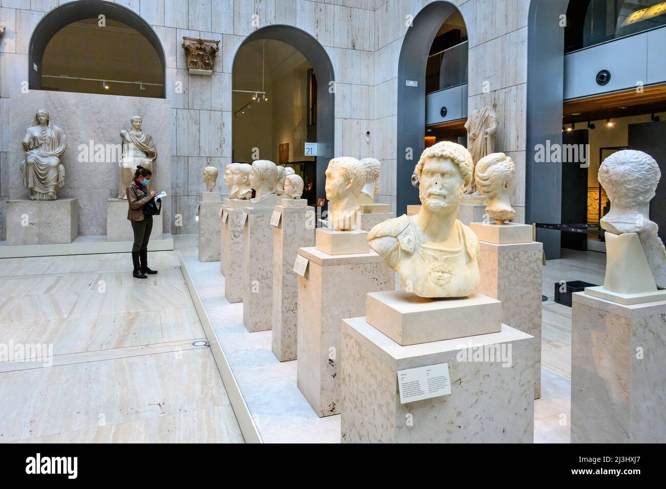 Innenansicht des Nationalen Archäologischen Museums, mit antiken Marmorbüsten der römischen Kaiser Madrid, Spanien Stockfoto