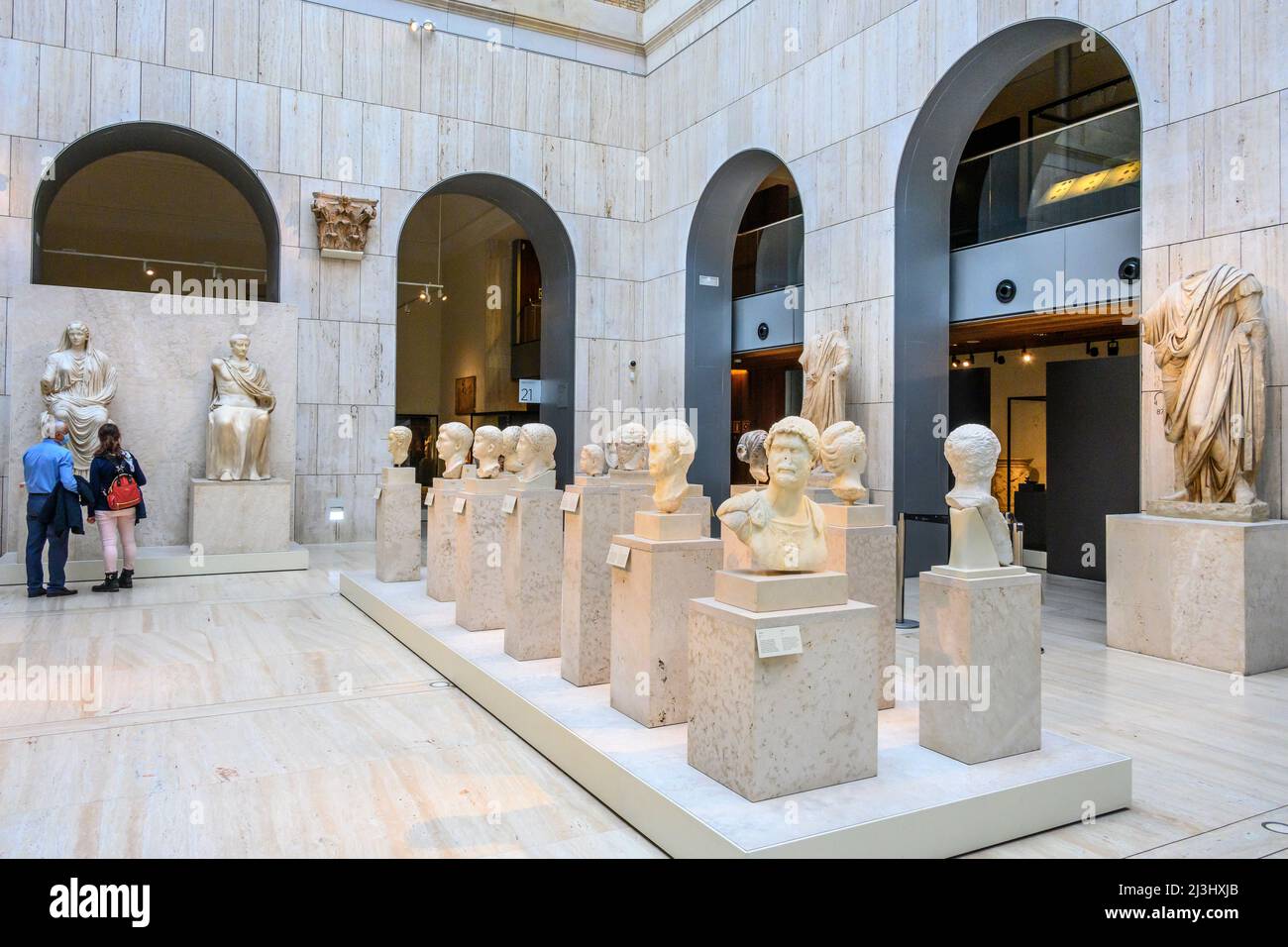 Innenansicht des Nationalen Archäologischen Museums, mit antiken Marmorbüsten der römischen Kaiser Madrid, Spanien Stockfoto