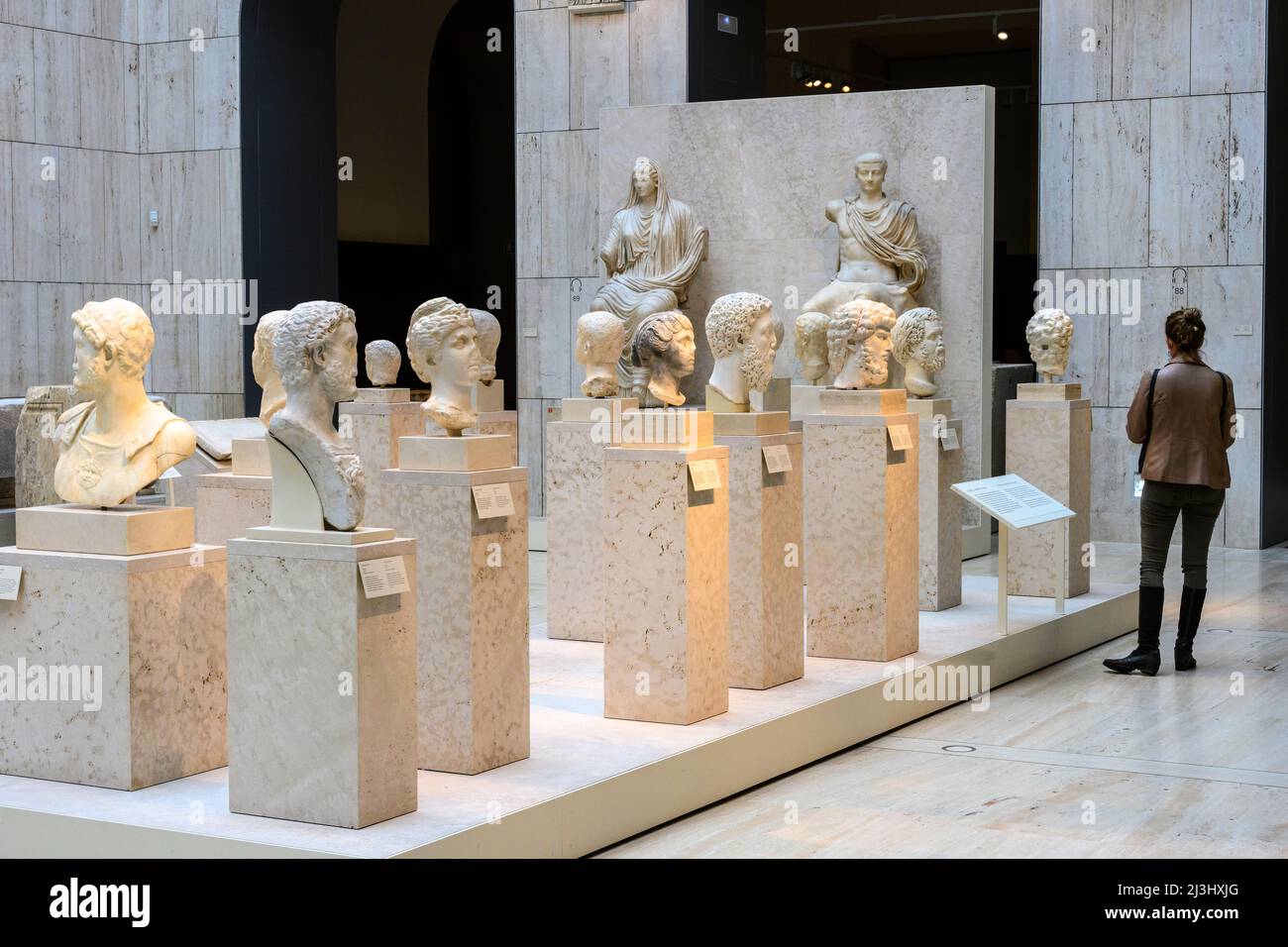 Innenansicht des Nationalen Archäologischen Museums, mit antiken Marmorbüsten der römischen Kaiser Madrid, Spanien Stockfoto