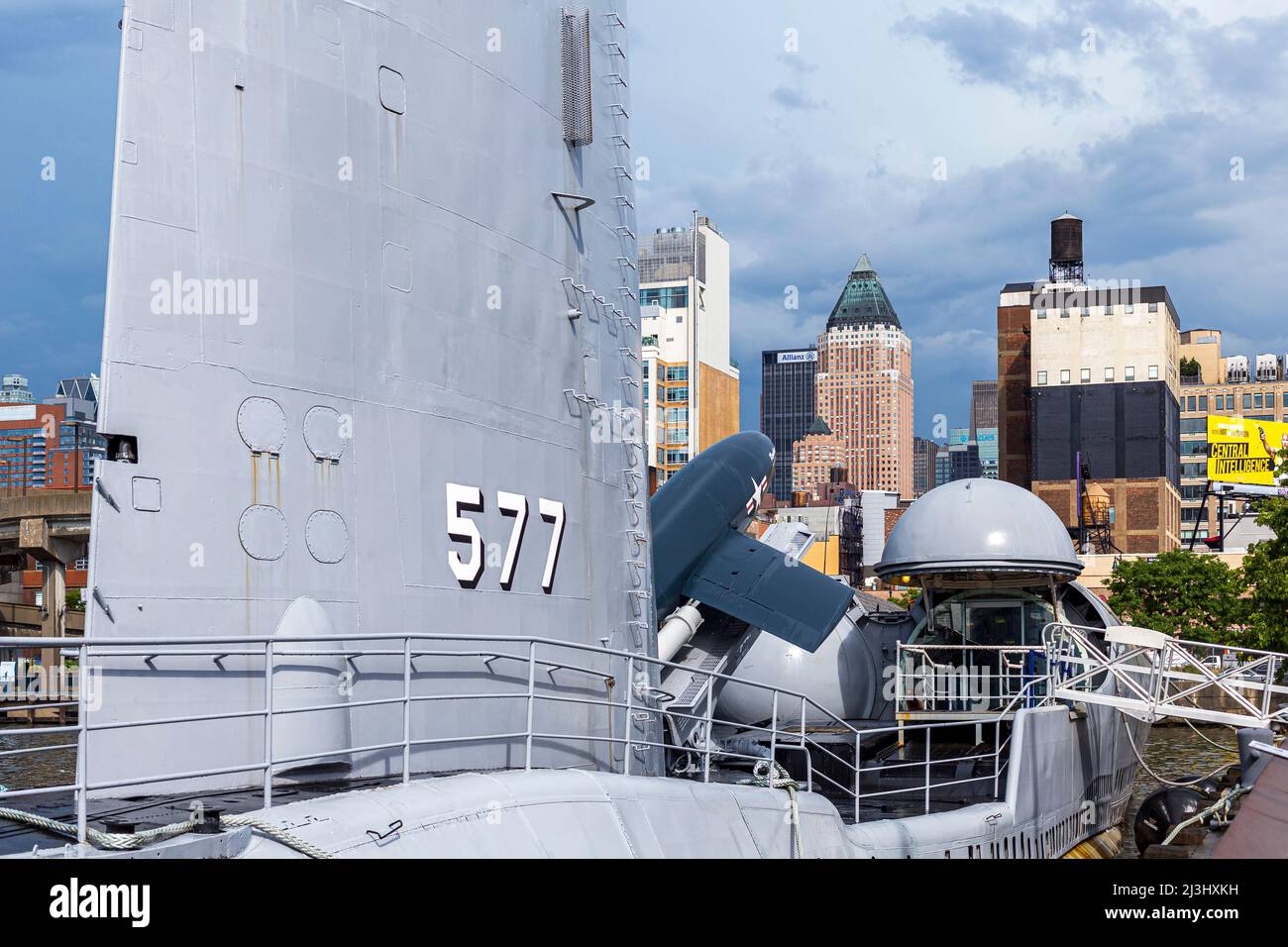 12 AV/W 46 ST, New York City, NY, USA, Cruise Missile U-Boot USS Growler neben dem Intrepid Sea, Air & Space Museum - ein amerikanisches Militär- und maritimes Geschichtsmuseum zeigt den Flugzeugträger USS Intrepid. Stockfoto
