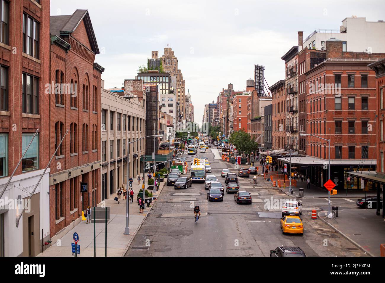 Meatpacking District, New York City, NY, USA, The High Line ist ein beliebter linearer Park, der auf den erhöhten Bahngleisen oberhalb der Tenth Ave errichtet wurde Stockfoto