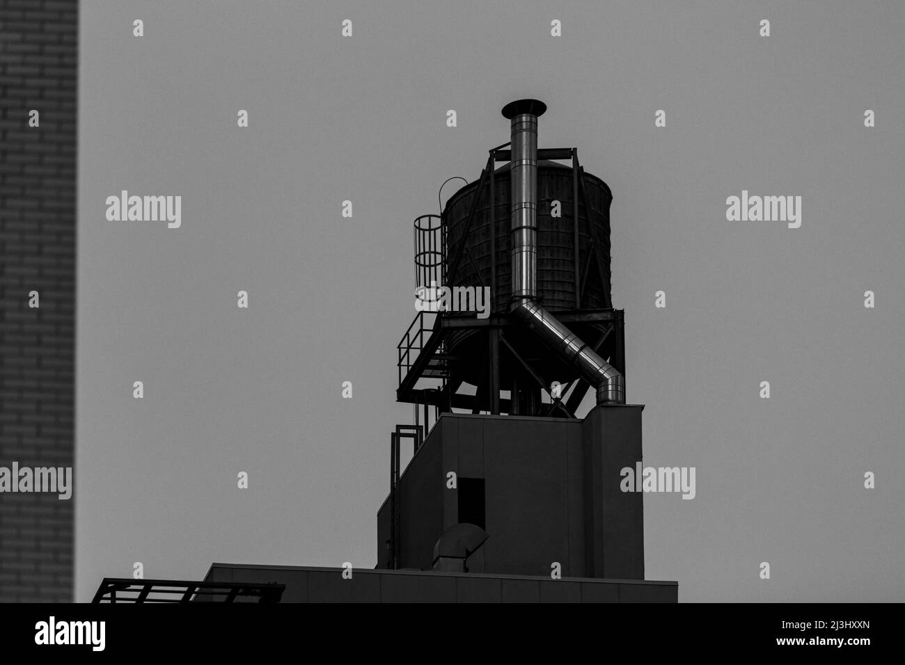 FULTON ST, New York City, NY, USA, Ein Wasserbehälter auf dem Dach eines Wohnhauses in New York City hält Wasser, das aus den Catskill Mountains stammt Stockfoto