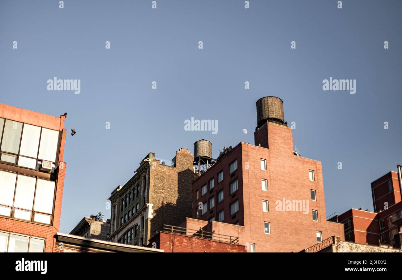 W 23 STREET & 7 AVENUE, New York City, NY, USA, Ein Wasserbehälter auf dem Dach eines Wohnhauses in New York City hält Wasser, das aus den Catskill Mountains stammt Stockfoto