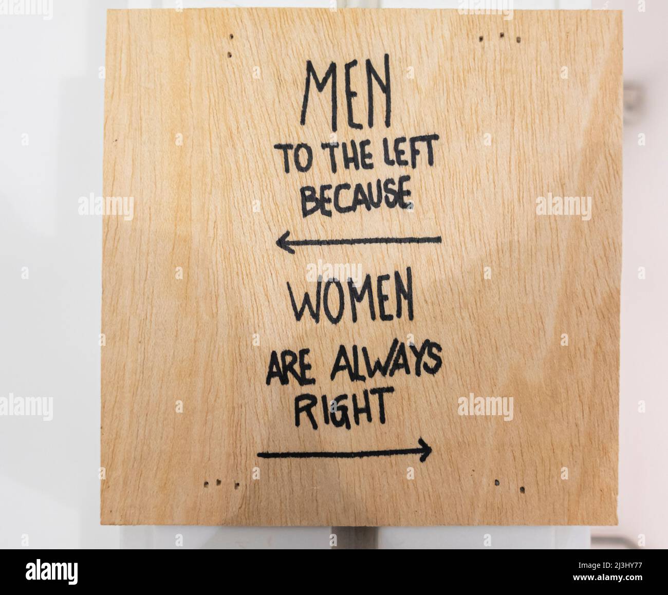 Männer nach links, weil Frauen immer Recht haben. WC Toilette Badezimmer Wegweiser. Stockfoto