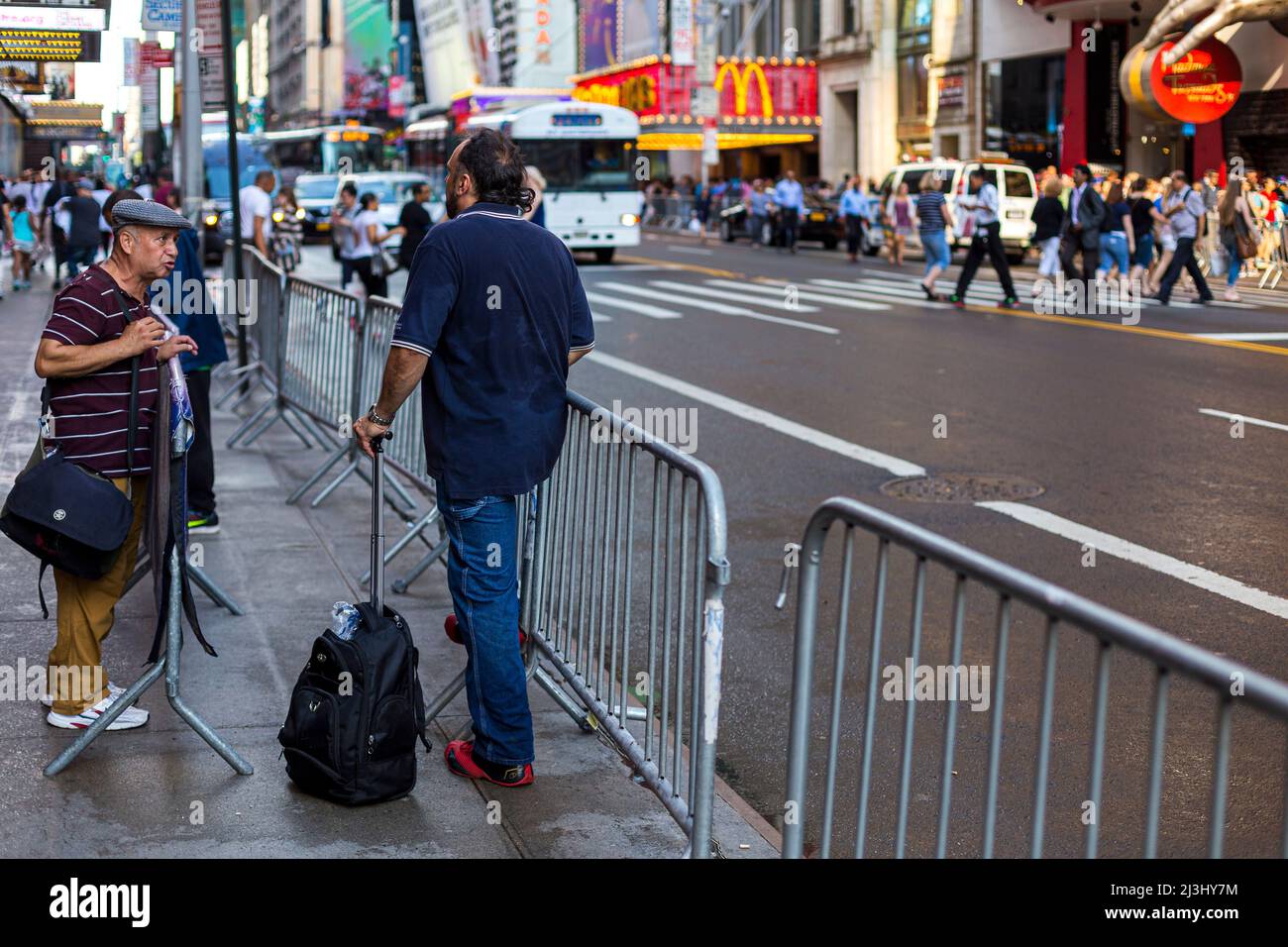 Theaterdistrikt, New York City, NY, USA, Leute, die auf den nächsten Bus warten, reden Stockfoto