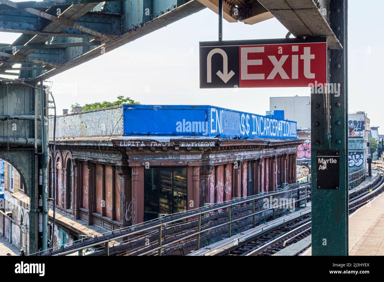 BROADWAY/MYRTLE Av, New York City, NY, USA, an der Metrostation Myrtle Avenue in Brooklyn. ZEILEN J, Z, M Stockfoto