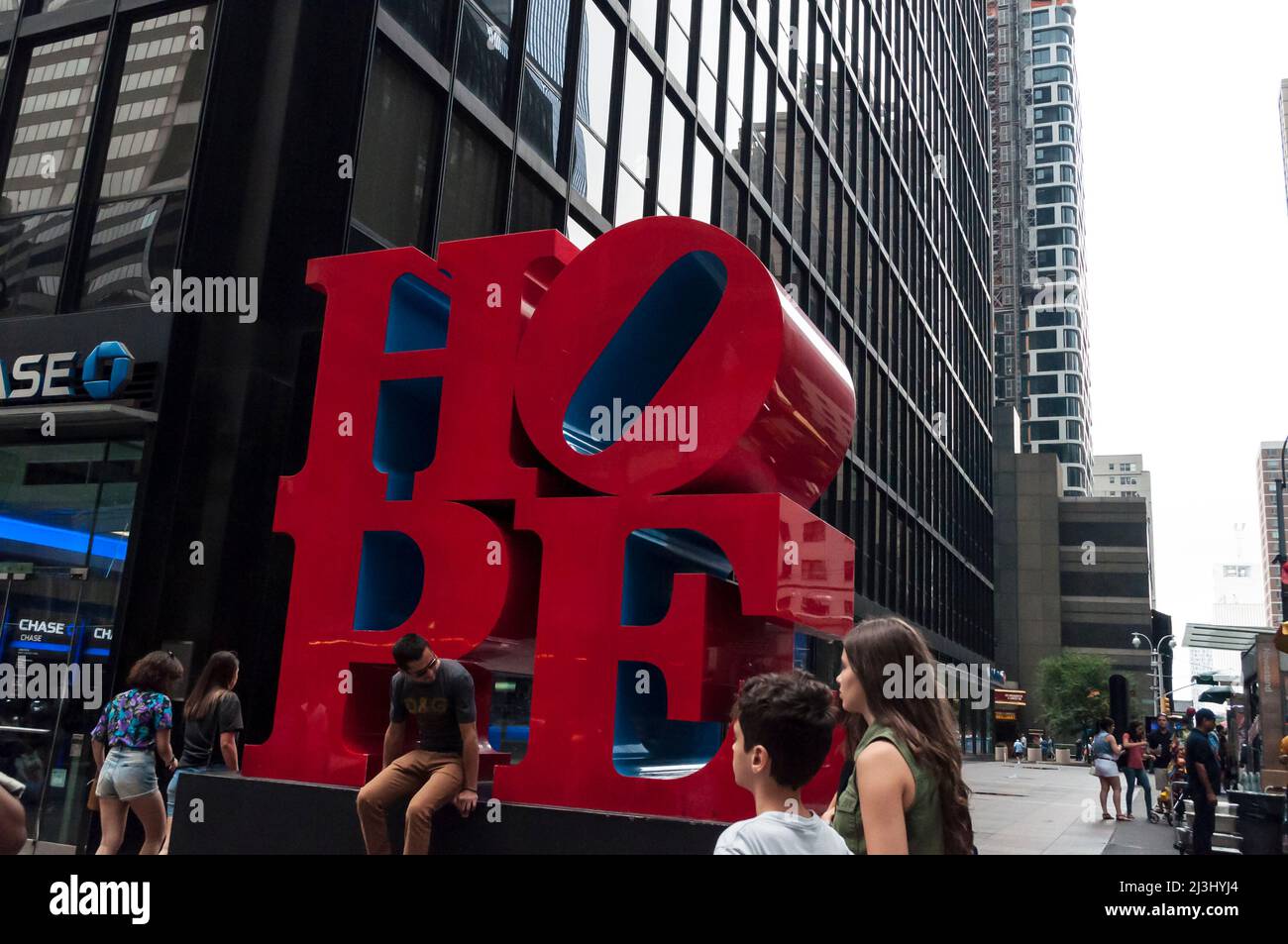 200 W 53. ST, New York City, NY, USA, Hope Sculpture Red Love Street Stockfoto
