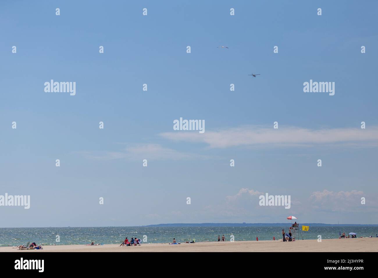 FAR ROCKAWAY, New York City, NY, USA, Strandszene mit einem Flugzeug in der Luft. Copyspace Stockfoto