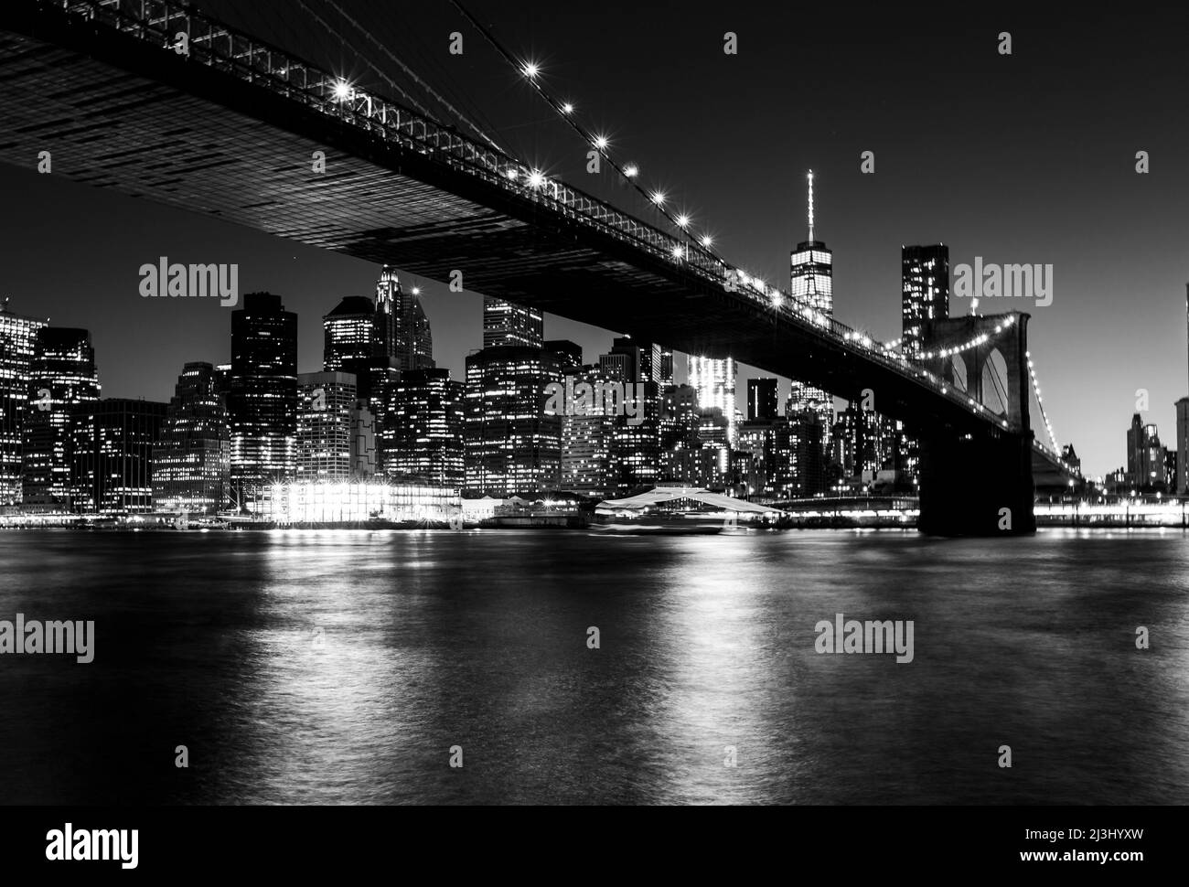 DUMBO/Fulton Ferry, New York City, NY, USA, Brooklyn Bridge über East River und die Lichter der Stadt am Startabend nach Sonnenuntergang Stockfoto