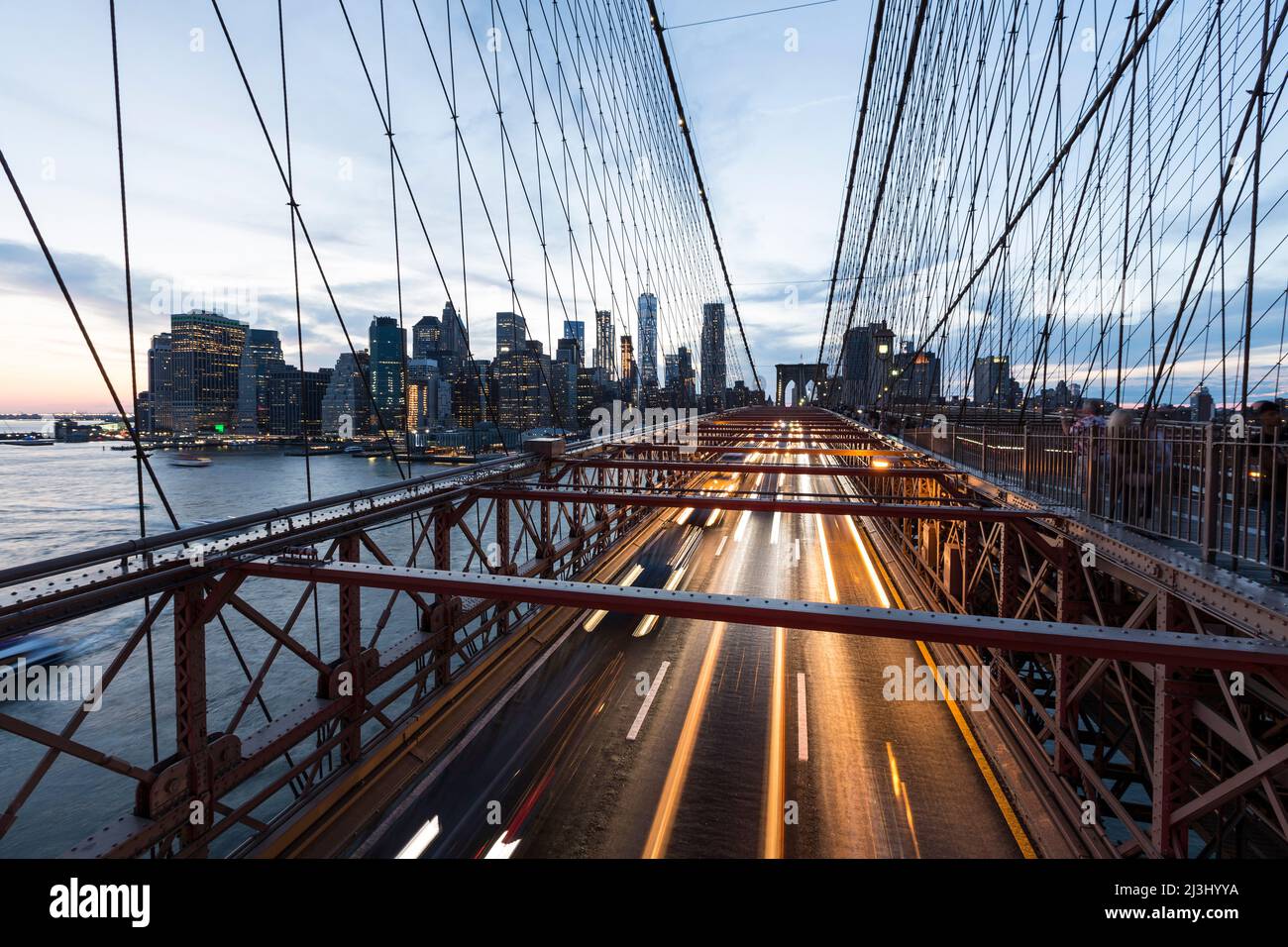 Brooklyn Heights, New York City, NY, USA, Nachtlichter / Lichtspuren von Autoscheinwerfer auf der Brooklyn Bridge. Langzeitbelichtung. Stockfoto