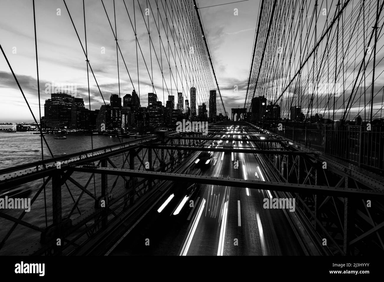 Brooklyn Heights, New York City, NY, USA, Nachtlichter / Lichtspuren von Autoscheinwerfer auf der Brooklyn Bridge. Langzeitbelichtung. Stockfoto