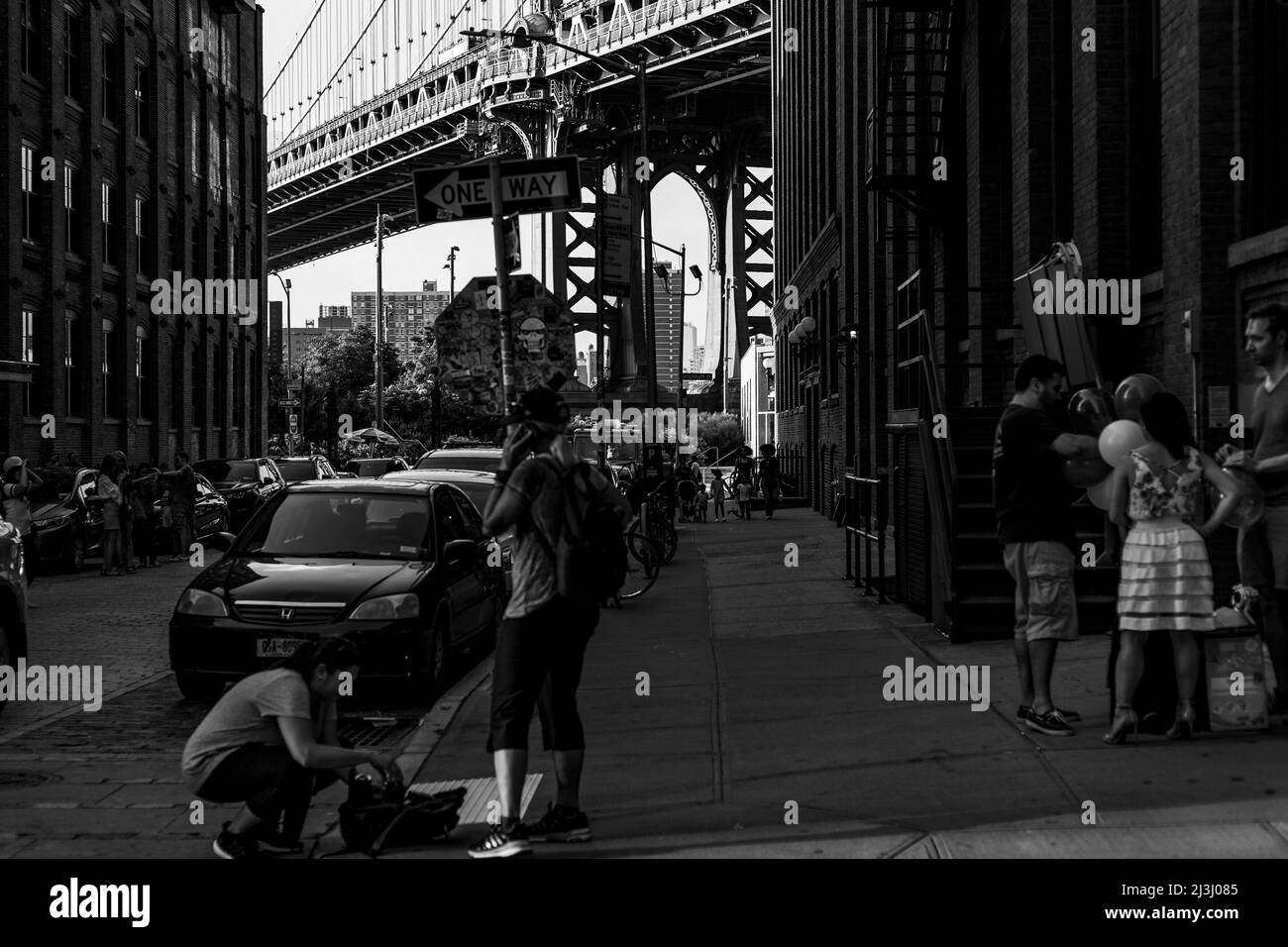 DUMBO, New York City, NY, USA, ikonische Manhattan Bridge und Empire State Building Blick von der Washington Street in Brooklyn, New York Stockfoto