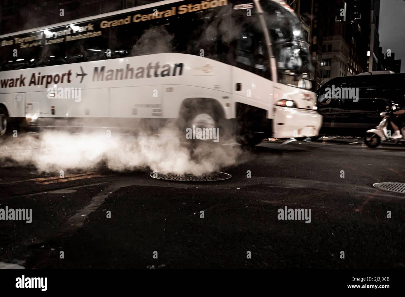 GRAND CENTRAL Terminal New York City, NY, USA, Manhattan Straßenszene mit Autos, die durch Dampf fahren, der von der Schachtabdeckung kommt Stockfoto