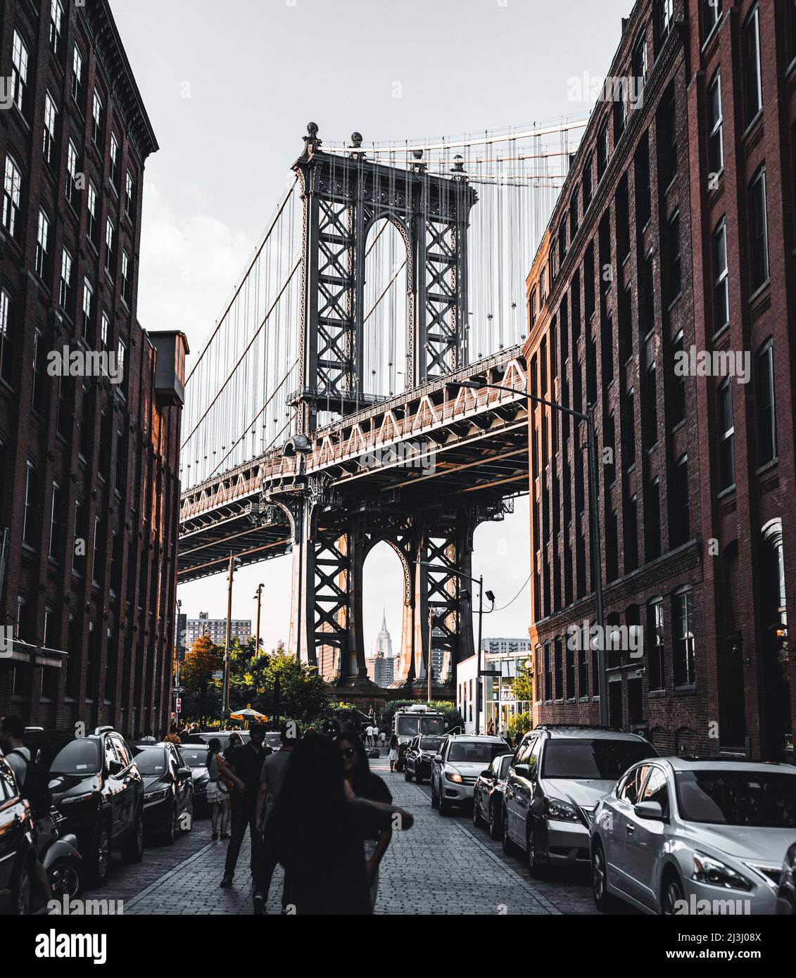 DUMBO, New York City, NY, USA, ikonische Manhattan Bridge und Empire State Building Blick von der Washington Street in Brooklyn, New York Stockfoto