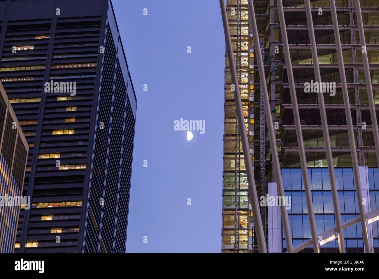 FULTON ST, New York City, NY, USA, der Mond scheint heller neben dem neuen One World Trade Center in Lower Manhattan Stockfoto