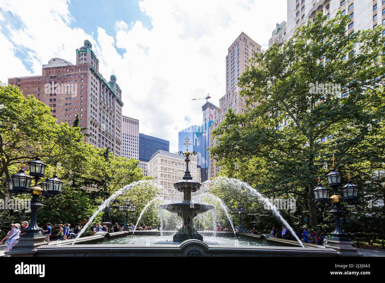 WARREN ST/CHURCH ST, New York City, NY, USA, Mold Fountain im New York City Hall Park in Lower Manhattan. Granitbecken mit halbrunden Pools auf beiden Seiten und einer zentralen Kaskade. Stockfoto WARREN ST/CHURCH ST, New York City, NY, USA, Mold Fountain im New York City Hall Park in Lower Manhattan. Granitbecken mit halbrunden Pools auf beiden Seiten und einer zentralen Kaskade. Stockfoto
