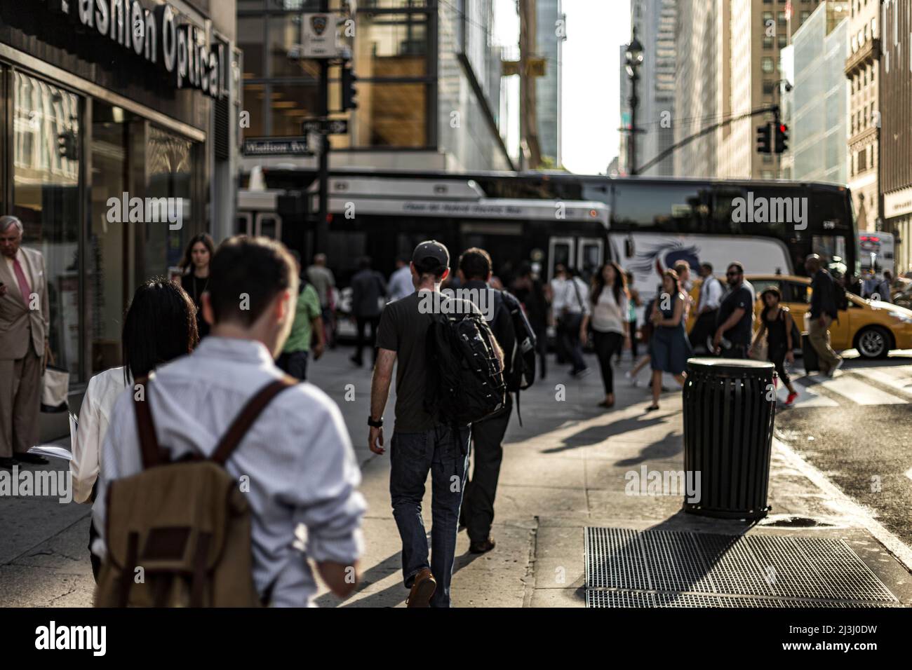 MURRAY HILL, New York City, NY, USA, Menschen auf den Straßen im goldenen Licht der Nachmittagssonne Stockfoto
