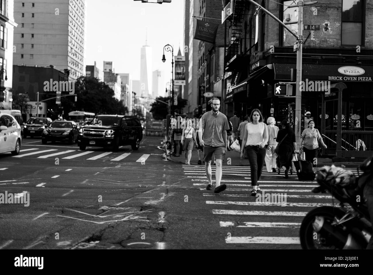 AVE OF THE AMERICAS/W 15 ST, New York City, NY, USA, Straßenszene mit Menschen Stockfoto