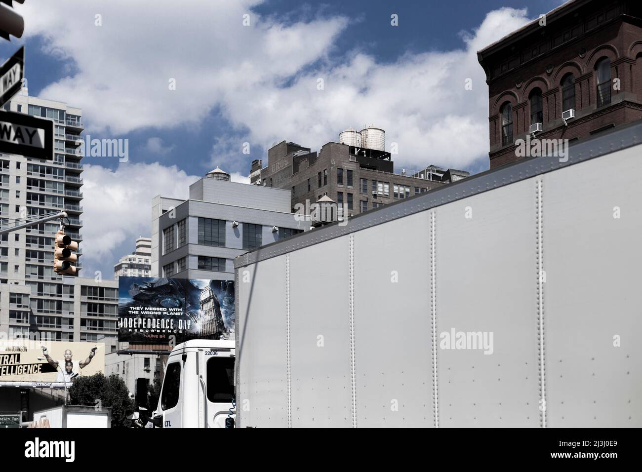 Hell's Kitchen, New York City, NY, USA, Ein LKW fährt vorbei Stockfoto