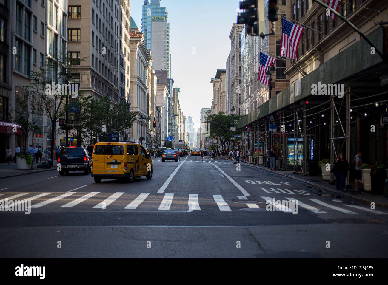5 AV/W 39 ST, New York City, NY, USA, viel Platz auf den Straßen von New York Stockfoto
