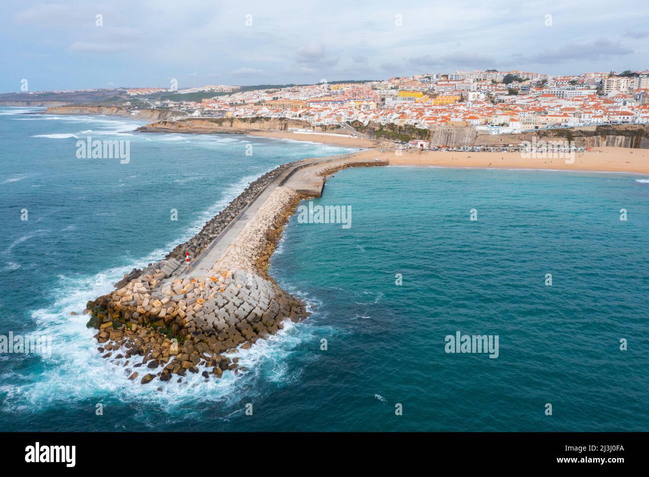 Luftaufnahme des Betonpiers in Ericeira, Portugal. Stockfoto