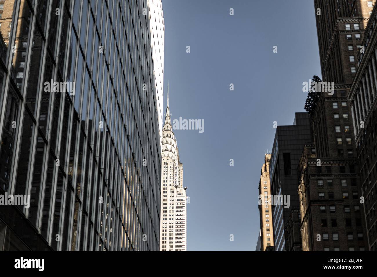 GRAND CENTRAL - 42 ST, New York City, NY, USA, Chrysler Building versucht sich hinter einigen anderen Gebäuden zu verstecken, scheitert aber. Stockfoto