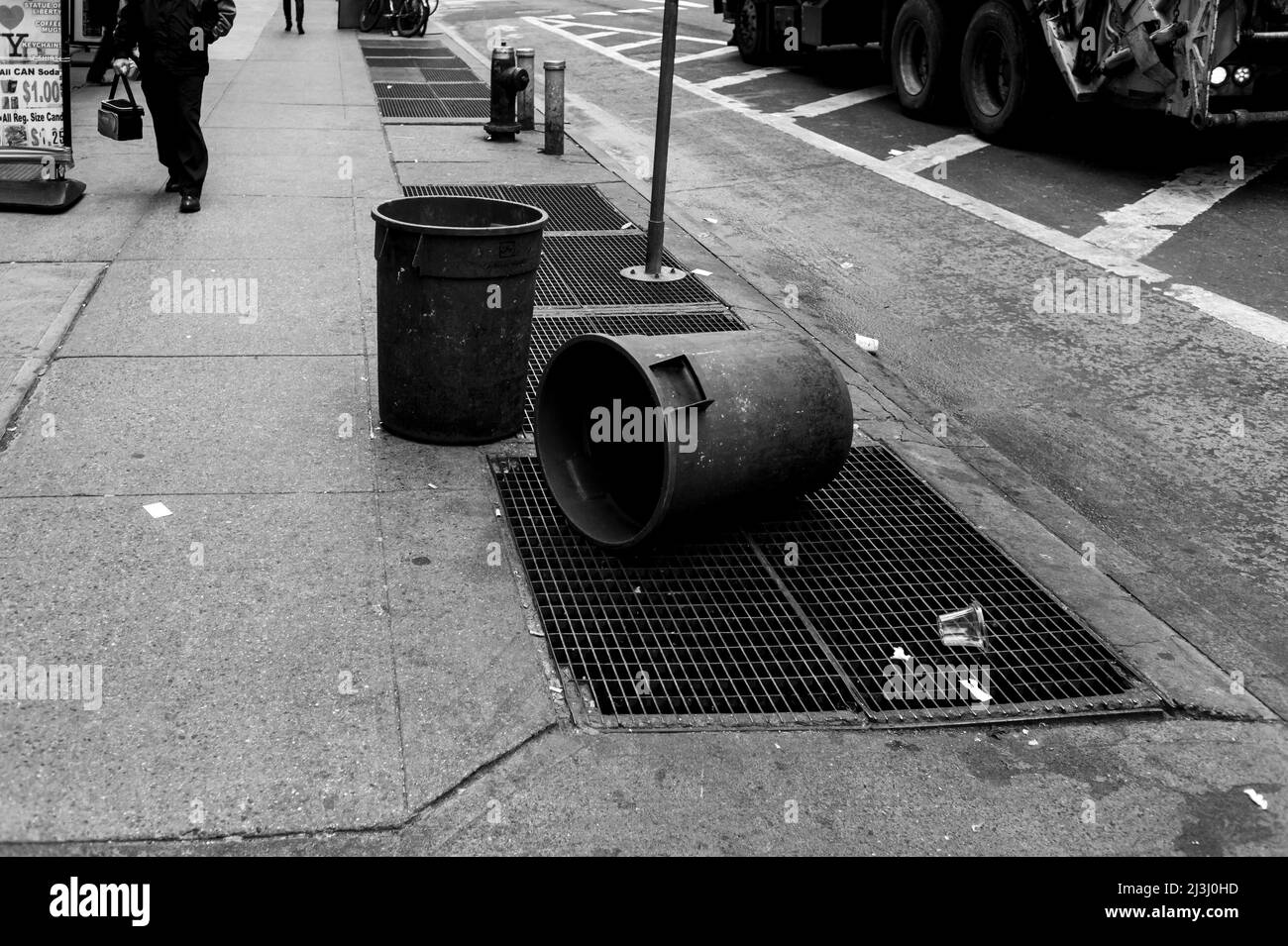 8 AVENUE & WEST 52 STREET, New York City, NY, USA, Abfallcontainer in Manhattan Stockfoto