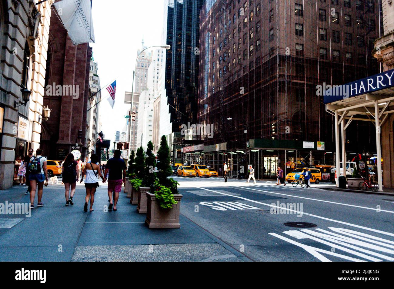 5 AVE/E 55 ST, New York City, NY, USA, Street Scene Stockfoto