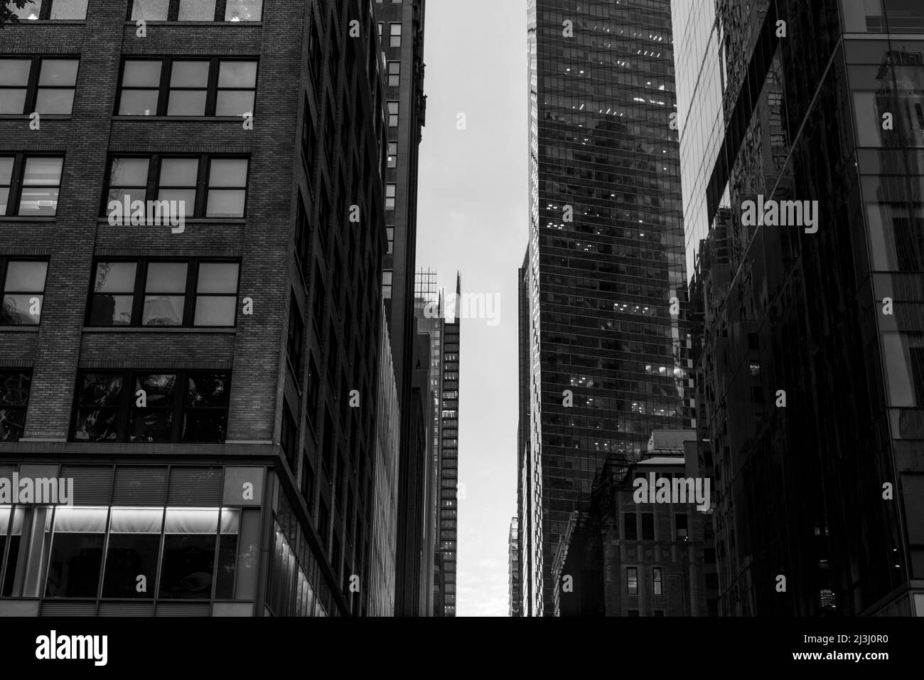 6. AVE/W41ST ST, New York City, NY, USA, Manhattanhenge in New York City, entlang der Straße 41.. Manhattanhenge ist ein Ereignis, bei dem die untergehende Sonne auf das Hauptstraßenraster von Manhattan ausgerichtet ist Stockfoto